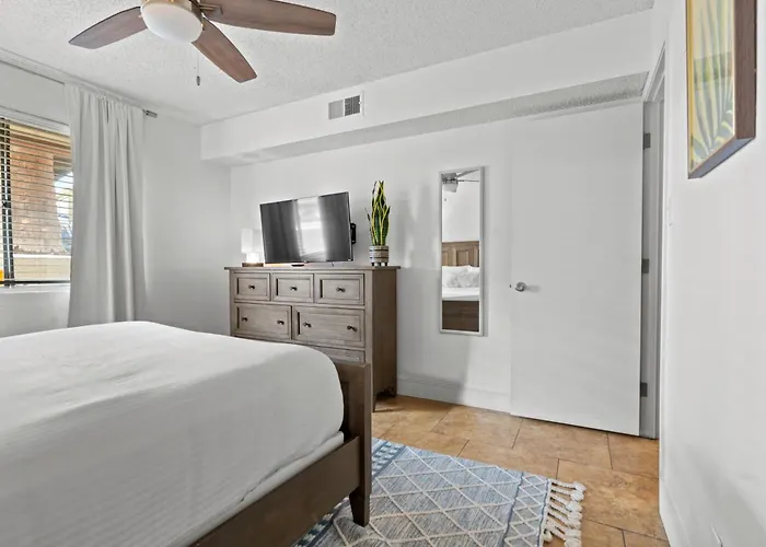 Cozy 2br W Pool Near Old Town *